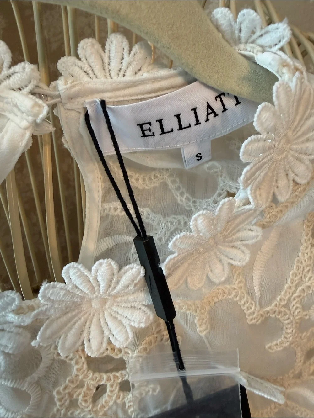 Elliatt Sienna Lace Top in Cream lace - Picture 3 of 12